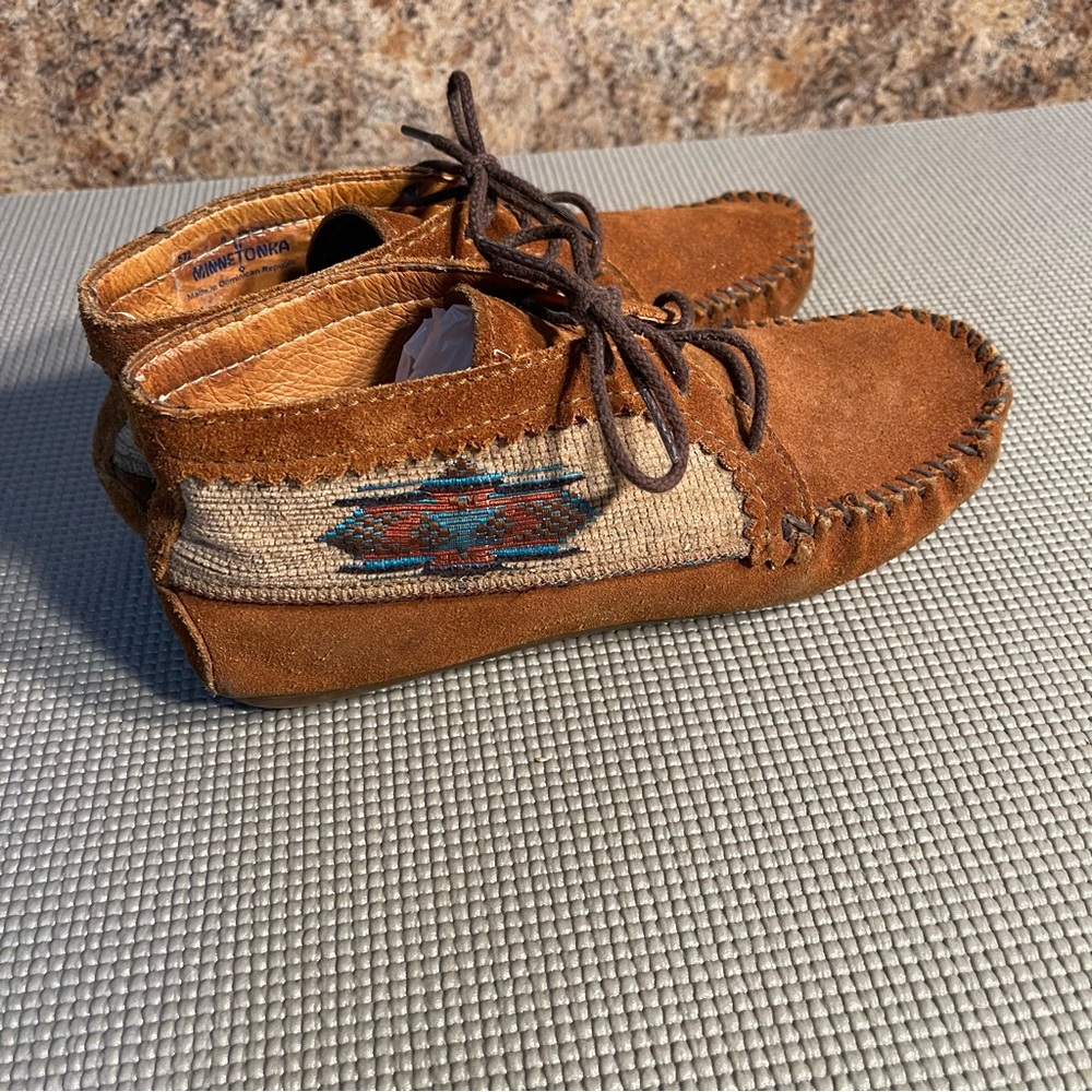 Minnetonka Lace Up Ankle Moccasins Aztec Design - Picture 8 of 10